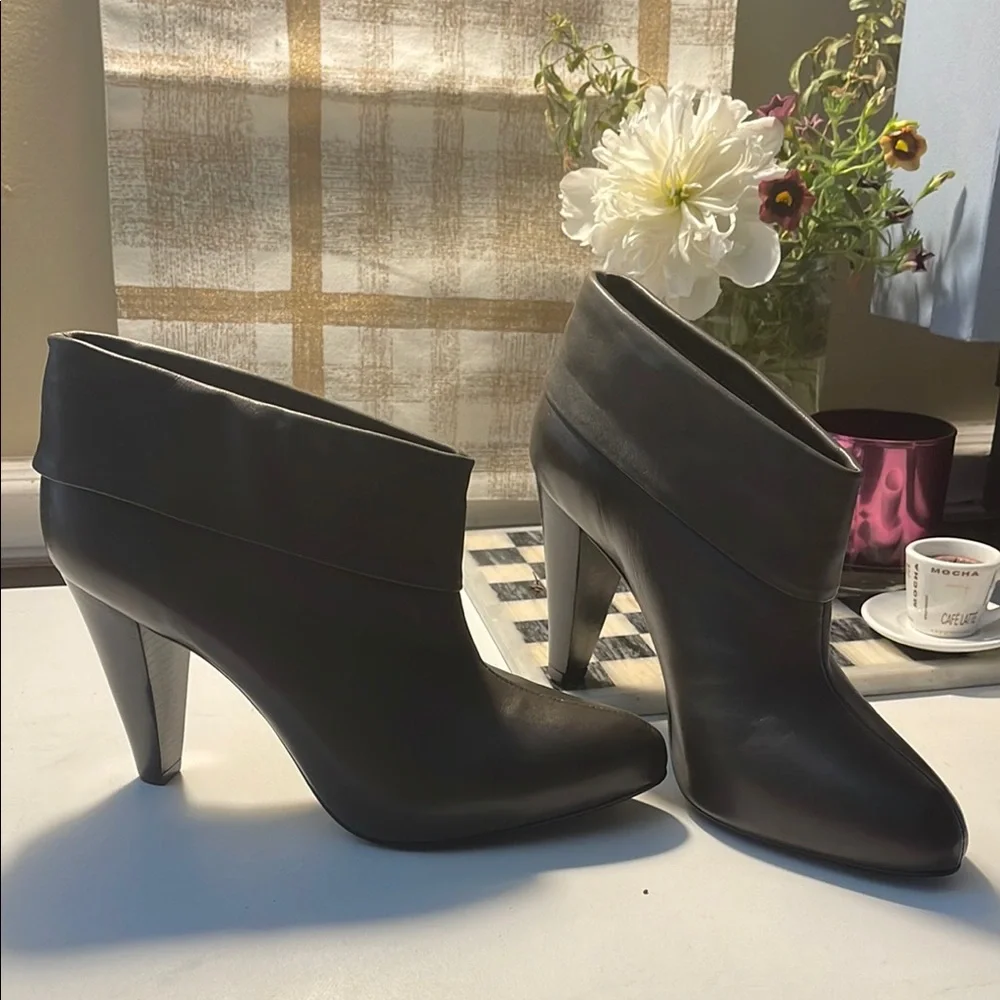 Pour La Victoire Gray Heeled Boots with Curved Heel - Picture 8 of 16
